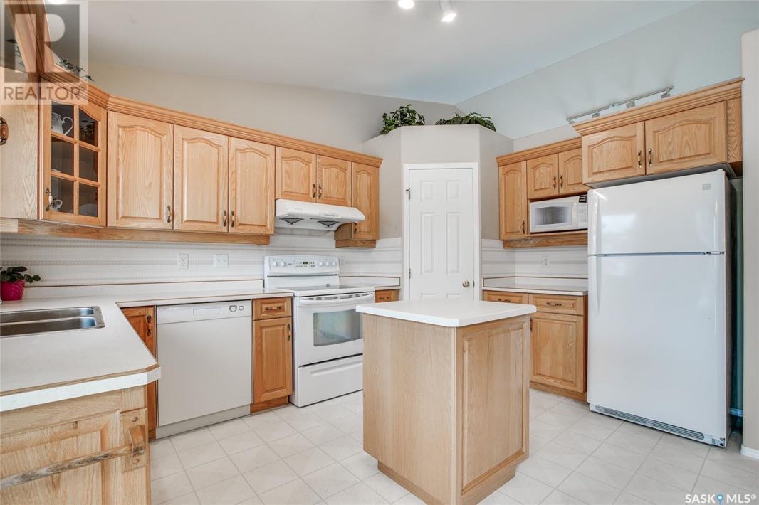 高档社区Briarwood稀缺近一万尺地块，1756尺独立屋出售，安静私密路段。保养极佳4 房3全卫 （4房均在地面以上）双客厅，双餐厅，挑高顶，PVC大窗户，换风系统，地下喷淋！ 超大扇形成熟大院子！挂牌价格 $494900。详情联系地产经纪Gary Gai 盖王睿  - 8