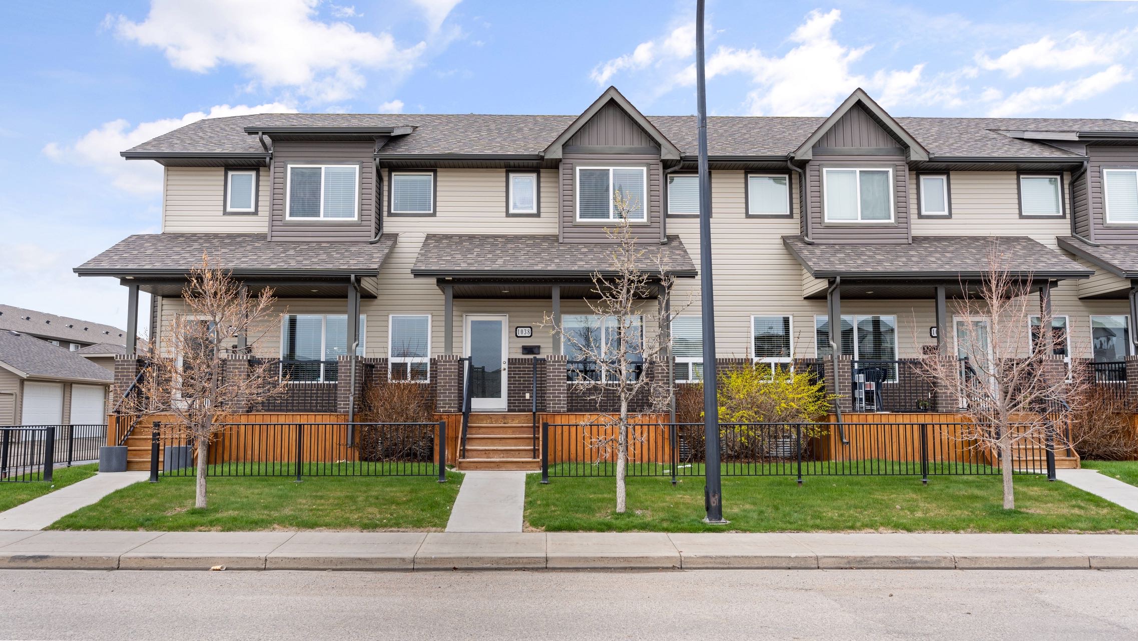 Willowgrove小区2012年建1315尺2房3卫联排别墅出售。房屋年代新，步行百米至两所小学和公园，近百年高中，近购物中心。一楼朝阳自然光充足，客厅宽敞明亮。9英尺挑高，高级复合板地板，全花岗岩台面，枫木橱柜，不锈钢厨房设备。二楼2个超大卧室均带独立洗手间和步入式衣柜。地 - 5