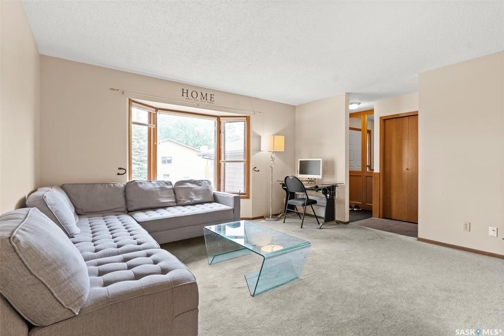 Lakeview小区步行至两所小学公园核心安静地段独立屋出售。4错层好采光，橡木橱柜，主卧带独立洗手间，第三层有超大家庭厅带经典吧台和独立出入门，洗手间有按摩浴缸。第四层装修有一个活动厅可作为第四个房间使用。大占地大院子，露台带顶棚。另有地下喷淋和全新换瓦片，部分更新新pvc窗户 - 6