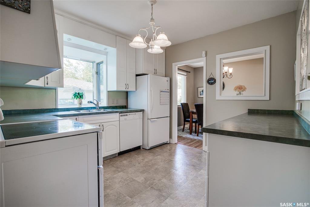 Holliston 小区R2地块，安静街区，步行100米至8街。近1000尺，4房2卫独立屋出售，房屋保养好，窗户，瓦片，锅炉，热水器，厨房橱柜台面，部分卫浴设备已更新升级。大院子，大尺寸双车库。房屋阳光充足，好采光，地下室完整装修，大窗户明亮。挂牌价格：$385000 - 7