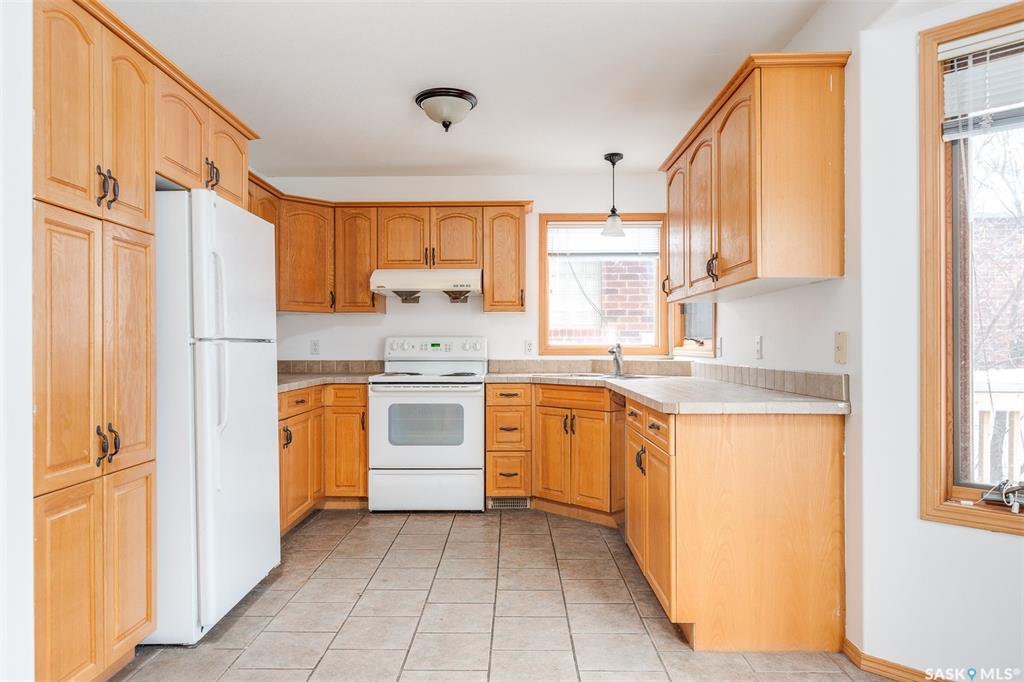 Lakeridge小区 步行200米到两所优质小学，1973尺 5房3卫独立屋出售，错层结构，良好保养，橡木橱柜，新漆墙面，大窗户多面朝阳采光，连房子双车库，安静路段，大地块，开价：$439000。有意请联系地产经纪Gary Gai 3063413677 微信：gary3677 - 6