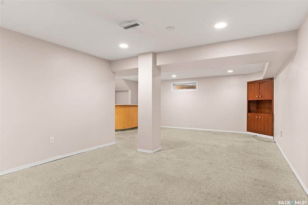 绝佳好位置Greystone Heights小区，步行至大学，8街购物等设施。大尺寸1310尺4房4卫平层独立屋出售。占地7326尺大地块，原橡木地板，客厅带天然气壁炉，好彩光，主卧带独立洗手间，地下室带独立出入口，完整装修有一个多功能厅带水吧台，独立书房，一个大窗户卧室，另有2 - 26