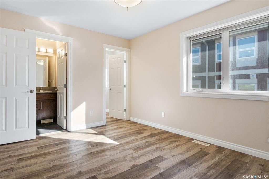 Stonebridge小区4房4卫翻新升级联排出售。近1500尺超大面积，步行至周围小学，公园，购物。大厅12尺挑高，全屋大部分全新换合成板地板，全屋全新刷漆，厨房枫木橱柜大理石台面，楼上3个大卧室，主卧带步入式衣柜和独立洗手间，半地下室完全装修好一房间/活动厅，大窗户外加洗手间 - 16