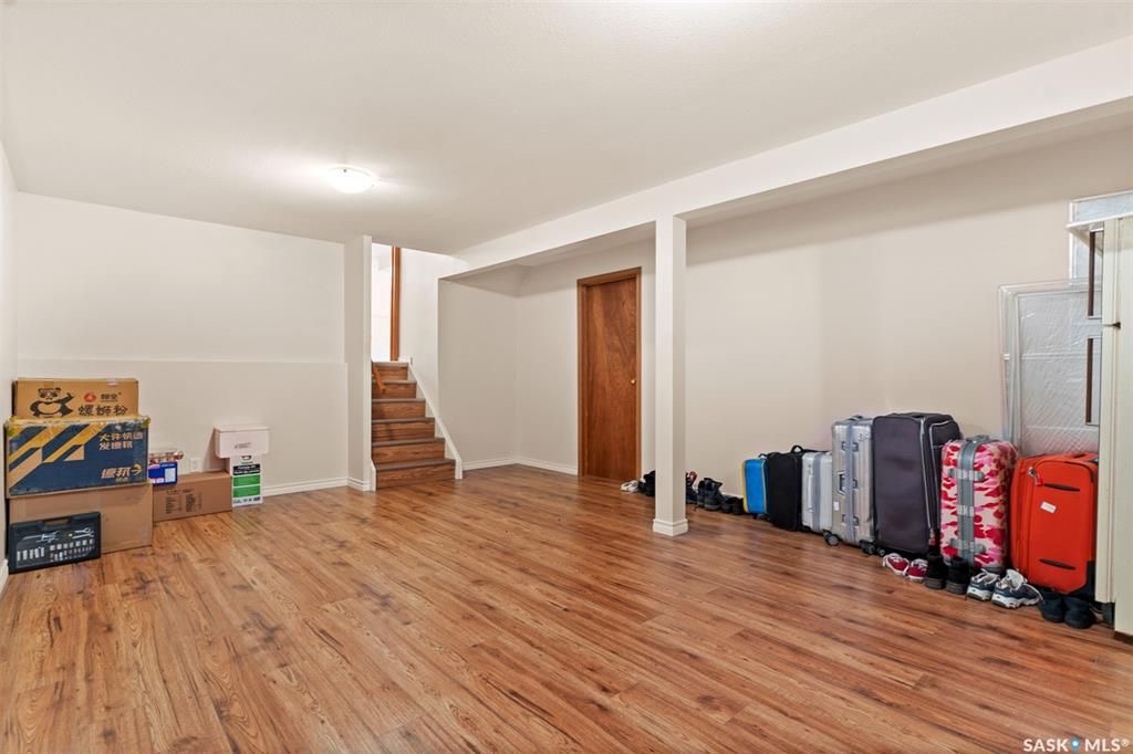 Lakeview小区步行至两所小学公园核心安静地段独立屋出售。4错层好采光，橡木橱柜，主卧带独立洗手间，第三层有超大家庭厅带经典吧台和独立出入门，洗手间有按摩浴缸。第四层装修有一个活动厅可作为第四个房间使用。大占地大院子，露台带顶棚。另有地下喷淋和全新换瓦片，部分更新新pvc窗户 - 14