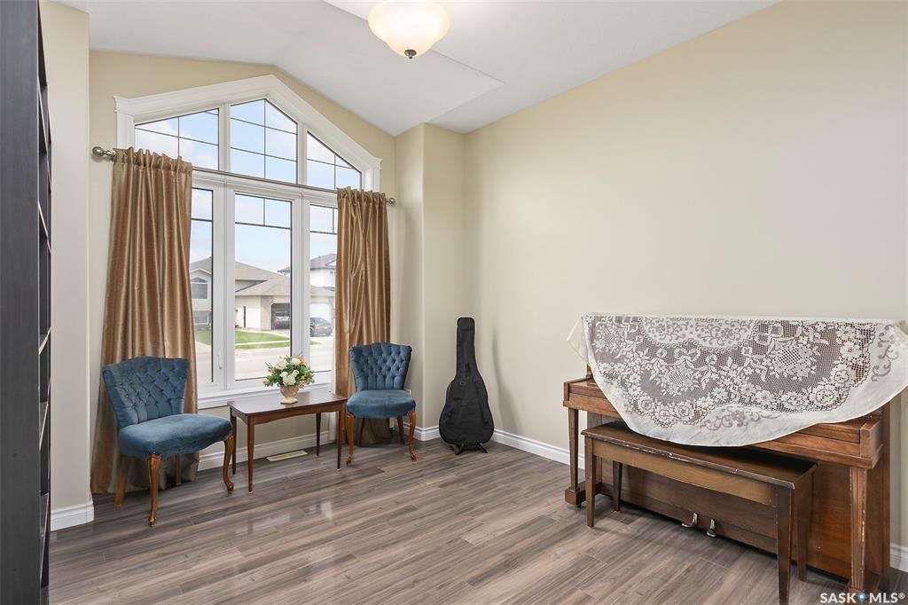 Willowgrove小区大面积1525尺平层独立屋出售。步行400米至两所小学。4房3卫+地面上1书房。高档装修9尺层高，理石台面。大尺寸卧室，开放大空间地下室有独立吧台。后院有私密后道。房屋年代新保养好。挂牌价格：$469900。有意请联系地产经纪Gary Gai 盖王睿 - 4