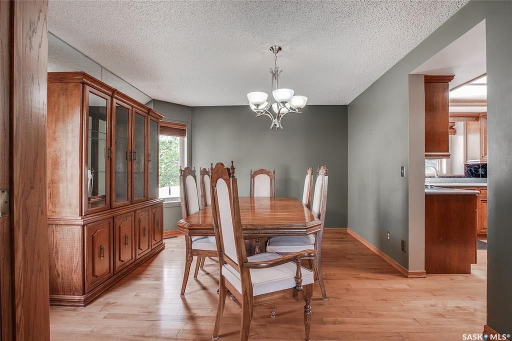 Lakeridge小区安静私密路段，步行至近两所小学。2465尺独立屋出售。前样板间，高级橡木装修，旋转楼梯，4房4卫，3个大厅/活动空间，2个餐厅，二楼有4个卧室。大量更新升级：热水器，锅炉，三层窗户等。挂牌价格 $599000。详情联系地产经纪Gary Gai 盖王睿 - 7