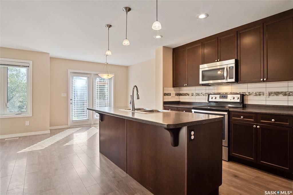 Stonebridge小区2014年3房3卫双层独立屋出售。位置处于小区核心极为便利，步行距离有两所小学，近超市，近公园。一楼客厅宽敞明亮，厨房大尺寸中岛，以及非常充足的储物空间。二楼三个大尺寸房间，两个洗手间。主卧内有洗手间以及大衣橱。地下室未装修，连房双车库，已做好保温层。后 - 4