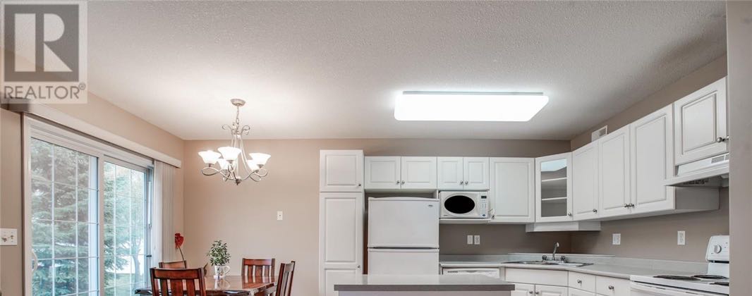 Briarwood小区低密度私密联排出售3房2卫，多窗户采光好，安静（不靠街）多绿地。更新有合成木地板，热水器等。挂牌价格 $259000。详情联系地产经纪Gary Gai 盖王睿 3063413677 微信：gary3677 网站：garygai.com - 4