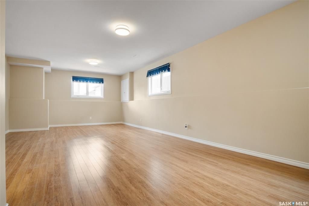 Stonebridge小区4房3卫错层独立屋出售。步行百米两所小学，购物，公园等一切设施。North Ridge建商，9尺层高，实木地板，升级封闭厨房（额外加多橱柜及台面，不锈钢家电）。多窗户采光好。主卧带独立洗手间和步入式衣柜。地下室9尺层高，超大窗户，明亮如地面，合成板地板， - 23