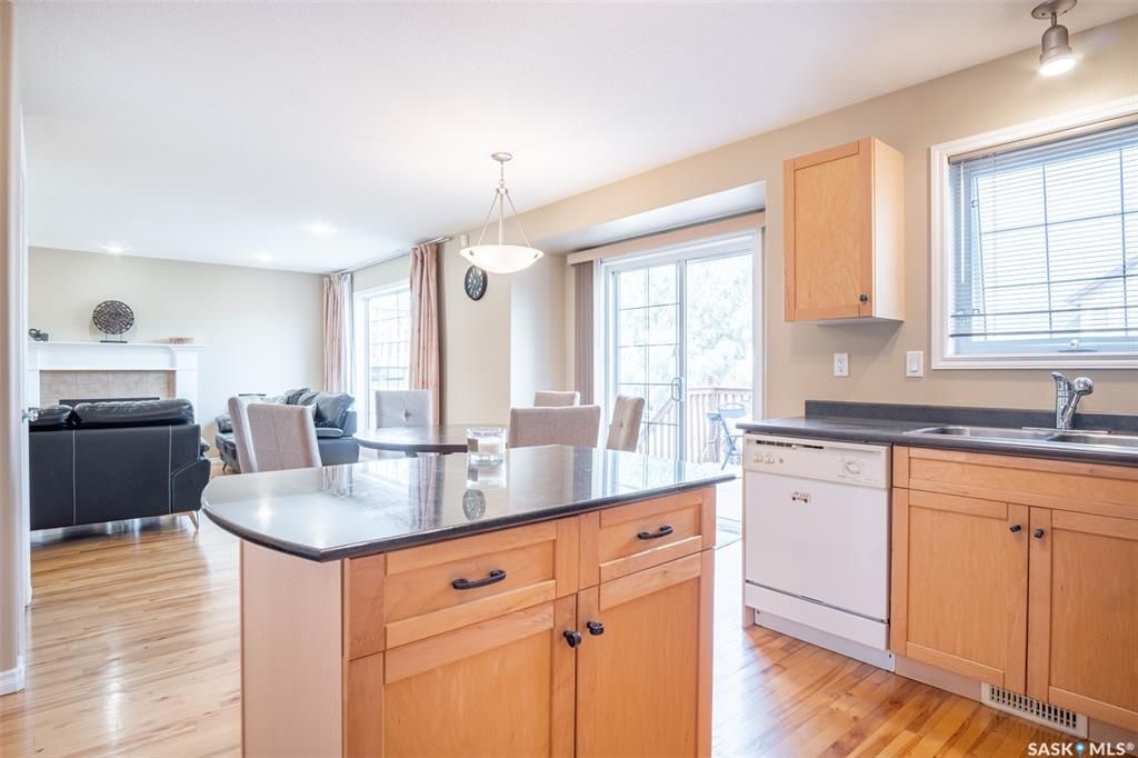 Willowgrove小区1825尺2005年建4房4卫独立屋出售，安静成熟区，绿树成荫，位置便利近两所willowgrove小学，高中，购物公园。新换瓦片；实木地板+枫木橱柜保养如新，大理石岛台。二楼有3个大房间2卫。室内阳光充足明亮，地下室装修有1大卧房1大多功能厅厅1卫。 - 9