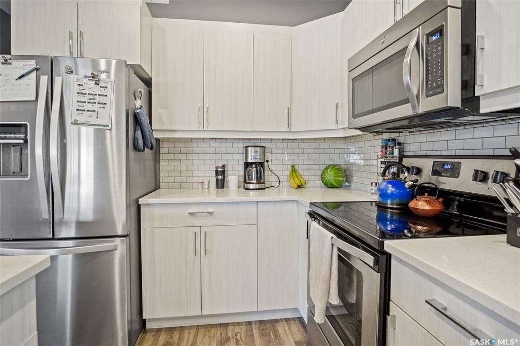 Aspen Ridge小区1165尺错层独立屋出售，本地西人业主，6房3卫，半地下室大窗带合法出租1厨1厅 2房间1卫分电表，独立出入独立洗衣烘干，独立热水器换风系统，另有1大厅或者房间用于主层住户使用，高档装修，全屋9尺，大理石台面，升级厨柜，双车库，拐角地块多停车位，带顶露台 - 14