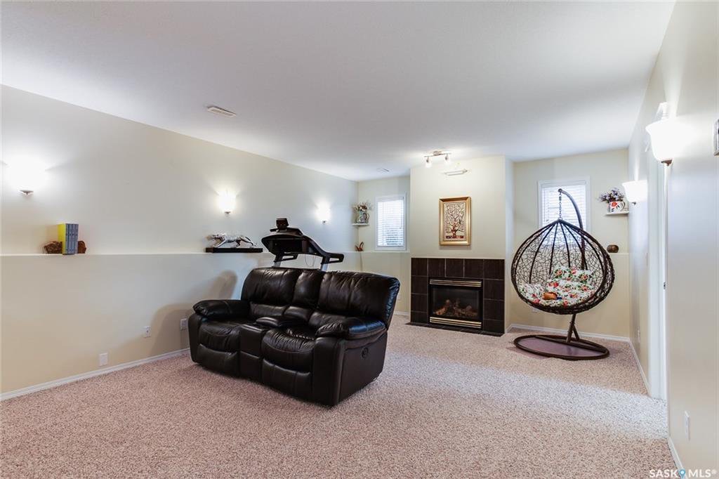 Arbor Creek小区最佳路段之一，2003 年建 4房3卫 modified bi level 错层独立屋出售。安静私密。近两所小学Dr. John G. Egnatoff & Father Robinson School. （无室外人行道，冬季不需要铲雪）高档装修 - 7