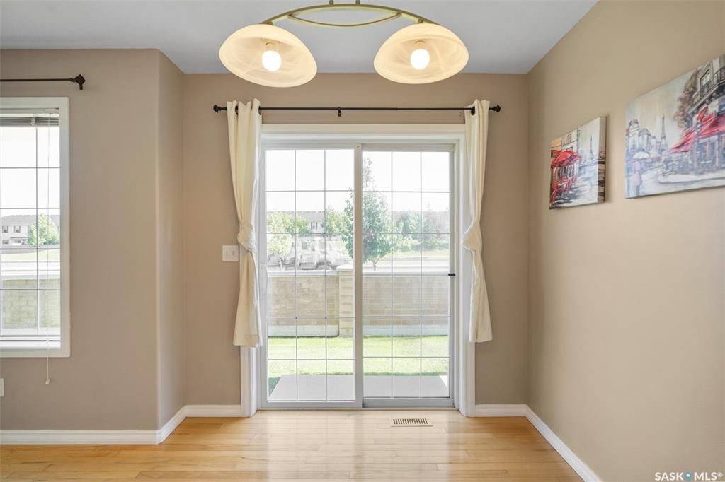 Briarwood小区私密联排出售3房3卫，安静边户多窗户采光好，安静私密绿地，背面没有邻居。二楼三个大尺寸房间，地下室装修有1超大多功能厅外加洗手间，保养如新，实木地板，升级橱柜，天然气壁炉，天窗，中央冷气等。挂牌价格 $285000。详情联系地产经纪Gary Gai 盖王睿  - 15