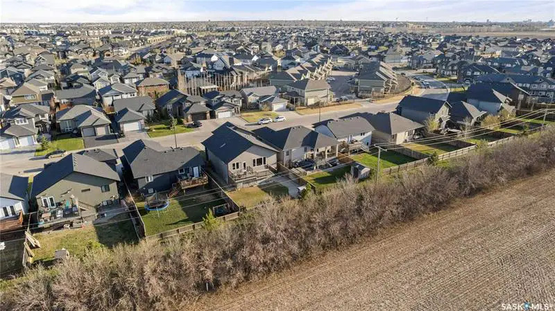 Willowgrove小区1676尺5房3卫错层独立屋出售，绝佳路段背靠农地美景，私密无遮挡视野，可赏极光。开放式设计，挑高尖顶，额外采光天窗，实木地板，大理石台面，主卧带步入衣柜独立洗手间带按摩浴缸，半地下室大窗户9尺层高，2房1超大活动厅。双车库带保温，大后院双层大露台。房屋 - 6