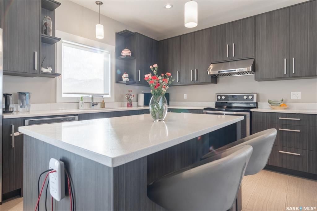 Evergreen小区2014年建大尺寸1532尺高档装修3房3卫独立屋出售。步行可至小学公园。一层和地下均为9尺层高。客厅实木地板，厨房大理石台面岛台现代定制橱柜。主卧带双衣柜及独立洗手间。特色升级有全新中央空调（2021），三层窗户，加高地脚线，前后露台，另有独立院子及大尺寸 - 6