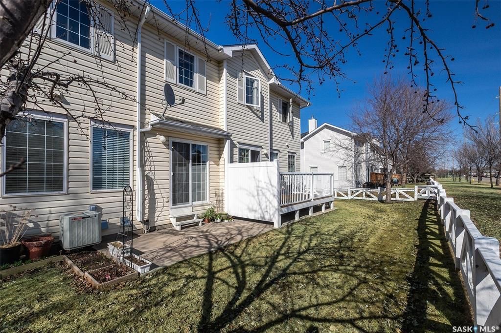 Erindale小区核心地段3室联排出售。本地人业主。步行百米至两所高中（百年高中，St Joseph），两所小学(Dr. John G. Egnatoff School and Catholic Father Robinson school)，附近商圈。房屋保养极佳，朝南大窗户 - 15