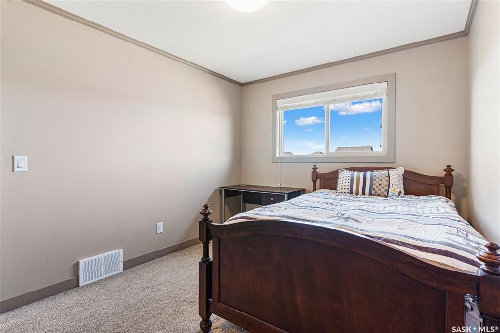 Evergreen小区核心路段2014年建1314尺3房3卫联排别墅出售。房屋状况如新，可步行至小学和公园，近高中近购物。一楼客厅宽敞明亮，9英尺层高，高级复合板地板，全花岗岩台面，枫木橱柜带阻泥，厨房不锈钢家电齐全。二楼3个大卧室，洗衣房，超大主卧带完整洗手间和步入式衣柜。地下 - 16