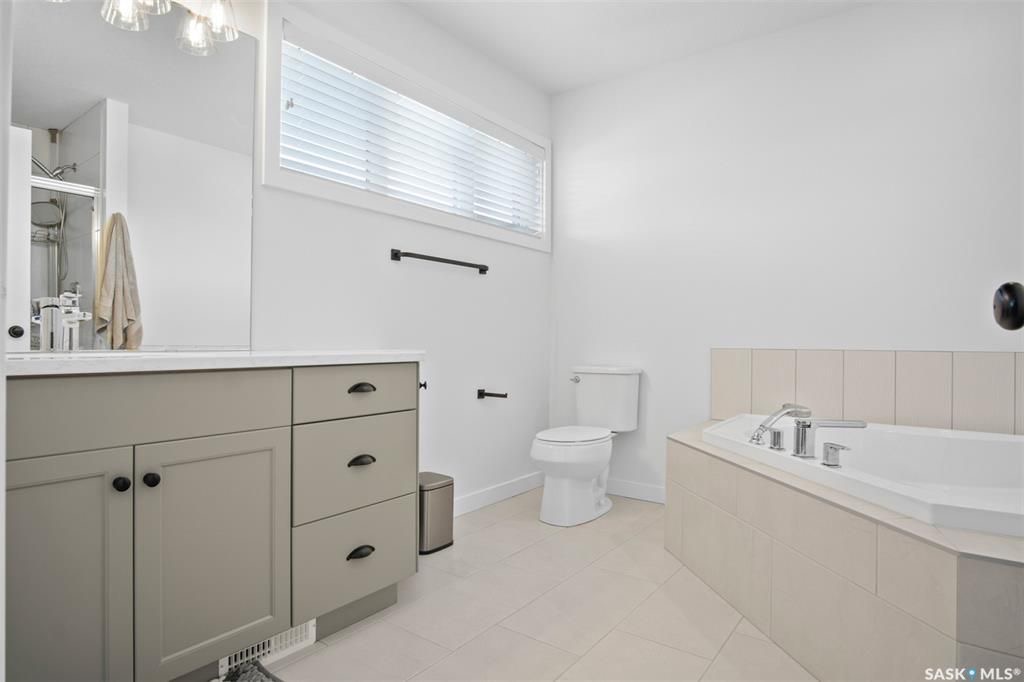 Brighton小区2019年建近2000尺4房4卫独立屋出售！院子私密不靠邻居，步行至公园，购物，及未来规划小学。1 楼9尺层高，带独立书房，开放式设计客厅带壁炉，厨房大理石台面，背景砖，高级不锈钢家电，带独立角柜。大窗户好朝向好彩光。二楼3个大卧室外加超大多功能厅，大主卧带步 - 21