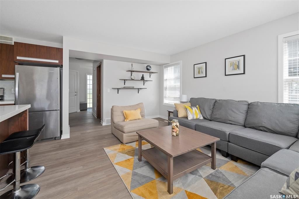 Willowgrove小区2012年建3房3卫1340尺安静边户联排别墅出售。地理位置安静私密，面朝农田美景，主卧窗户可赏北极光。房屋年代新，整体保养好。交通便利，可步行至两所小学和公园，近百年高中，近购物中心。一楼多窗户自然光充足，客厅宽敞明亮。新换地板，理石台面，纽约现代风橱 - 11