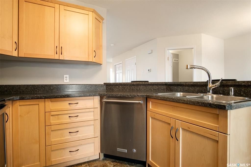 Willowgrove小学边3房4卫联排出售。步行至百年高中，公园超市购物，封闭小区1330尺，2007年建，保养如新。一楼大厅实木地板，枫木橱柜大厨房，2 楼两个大卧室各自带独立洗手间，地下室装修一房一厅一卫。另有一车库一车位。挂牌价格 $329900。详情联系Royal Le - 15