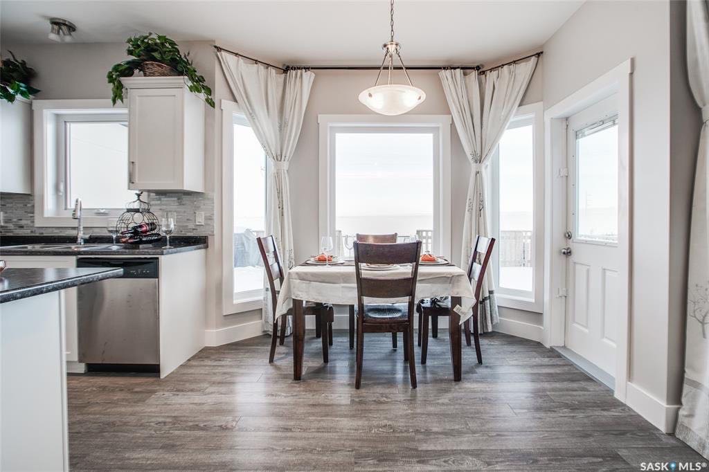 Evergreen小区4房4卫独立屋出售。可步行至两所Evergreen小学。 背靠私密绿化隔离带，采光极好，无遮挡视野好，一手房主，保养如新，不锈钢家电，大窗户，开放式大厨房带充足储物空间。二楼3个大房间，主卧带独立洗手间明卫。地下室专业装修有1房1多功能厅1卫。 - 7