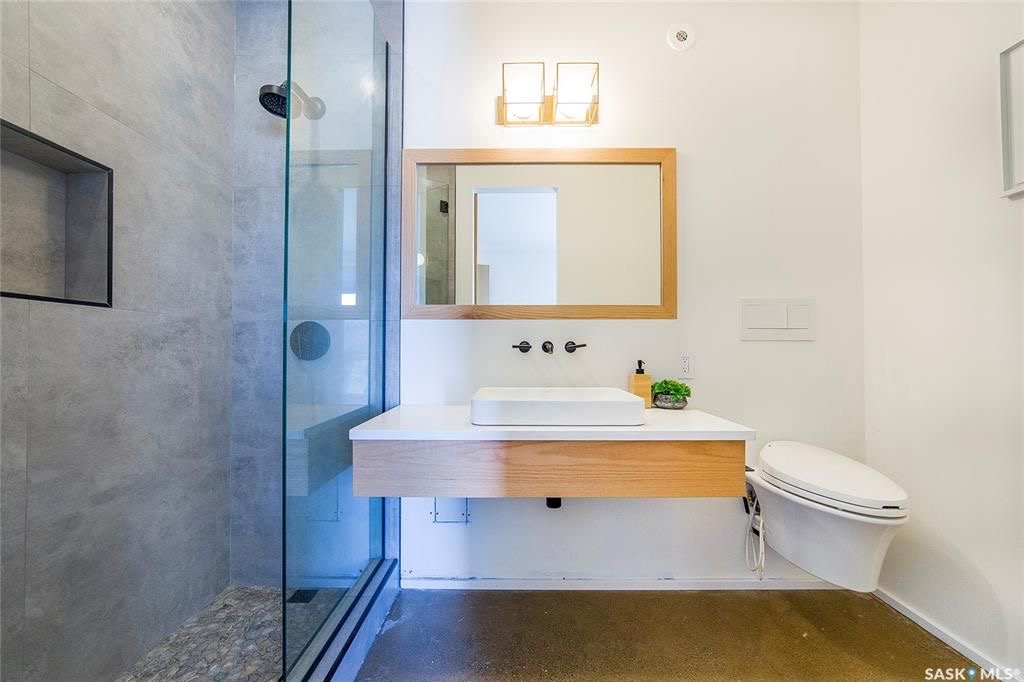 Aspen Ridge小区3600尺地下室步出式独立屋出售！超过5000尺居住面积，绝佳位置背靠自然保护野地，绝佳无遮挡小湖景视野。4房6卫双厨房（中式+西式+嵌入式德国米勒顶级家电), 室内室外独一无二顶级配置装修，全屋水泥地面高科技地热系统，全屋智能系统，7个天窗，白橡木加大 - 38