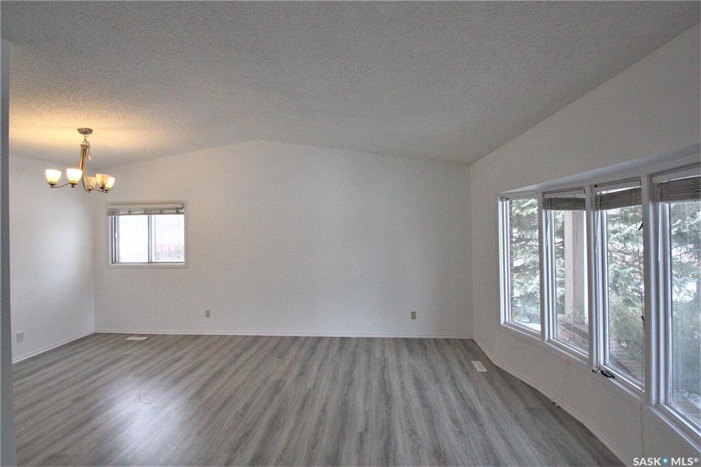 Forestgrove小区，完全装修独立屋，4房3卫，双车库，新厨房，新地板，新刷漆，开价324900。 有意请联系地产经纪Gary Gai 3063413677 微信：gary3677 - 6