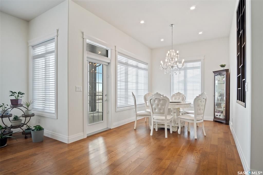 Aspen Ridge小区近3000尺地下室步出式独立屋出售！绝佳位置背靠自然保护野地，绝佳无遮挡小湖景视野。6房5卫3厅2书房，层高10尺，开放式设计，高档装修，天然气炉头，定制厨房橱柜，超大主卧，带私密阳台。地下室步出式2房2卫1大家庭厅。全屋工程木地板，分区温控系统，地下室 - 7