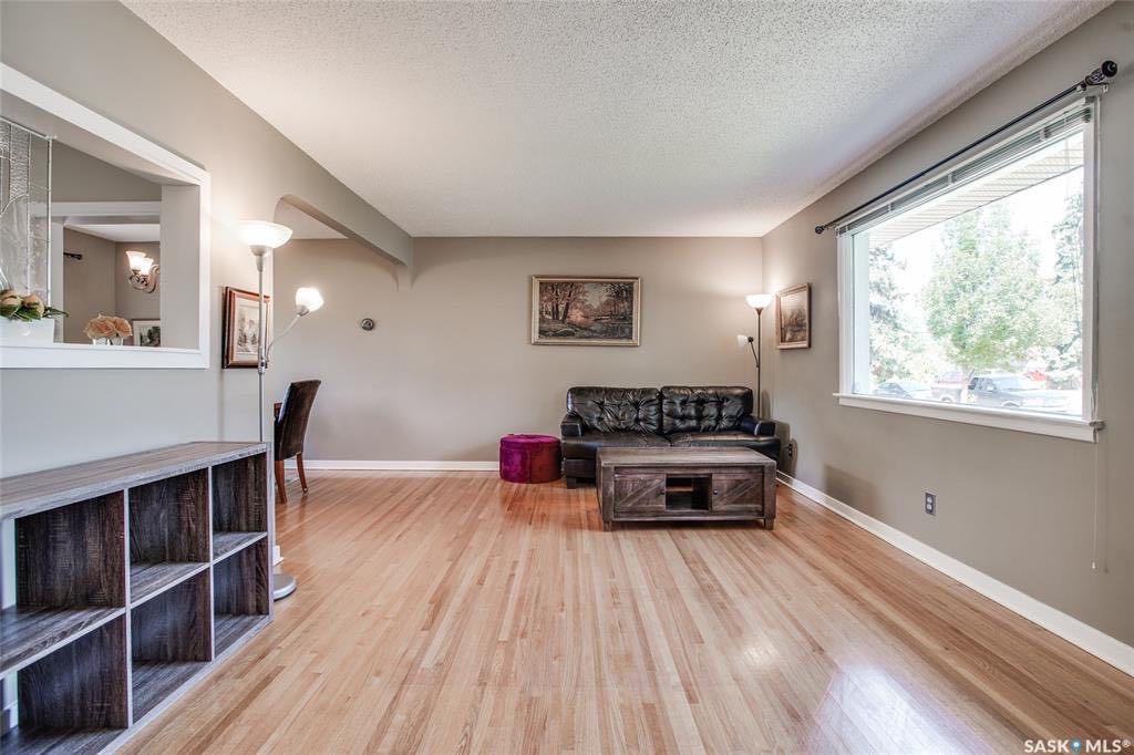 Holliston 小区R2地块，安静街区，步行100米至8街。近1000尺，4房2卫独立屋出售，房屋保养好，窗户，瓦片，锅炉，热水器，厨房橱柜台面，部分卫浴设备已更新升级。大院子，大尺寸双车库。房屋阳光充足，好采光，地下室完整装修，大窗户明亮。挂牌价格：$385000 - 4