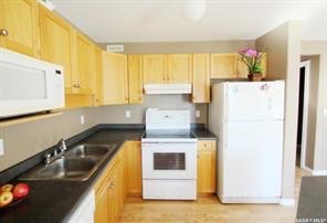 出租Briarwood 小区联排 边户 3 房2卫，1330尺，带车库，带地下室（未装修）。租金$1550 /月包水 。包除雪除草。无家具。租客自付电气网。一年起租，不分租，不抽烟。希望租客干净整洁守约讲理。有意请联系 Gary Gai 3063413677 微信gary3677 - 4