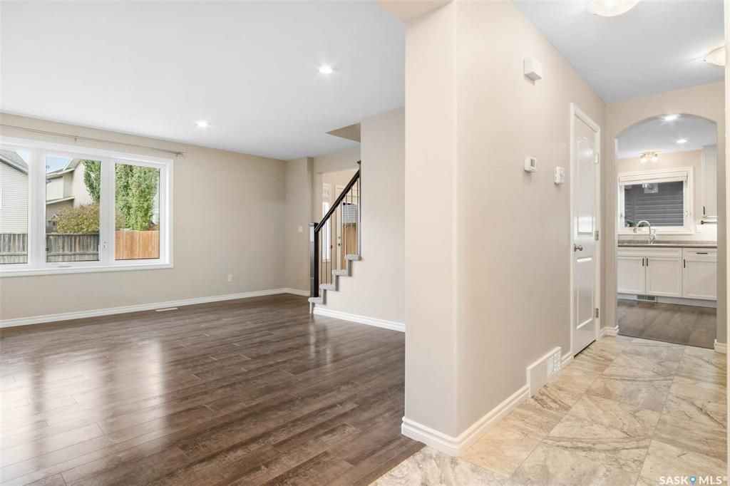 Stonebridge小区步行300米至小学，购物，4房4卫完全装修独立屋出售。2013年建造，安静私密路段，不靠主马路，近社区大公园。 1楼大客厅大窗户好采光，白色现代橱柜，不锈钢家电，充足操作台及收纳空间，2 楼3个大卧室，主卧带独立洗手间步入式衣柜。地下室完全装修有1大家庭 - 6