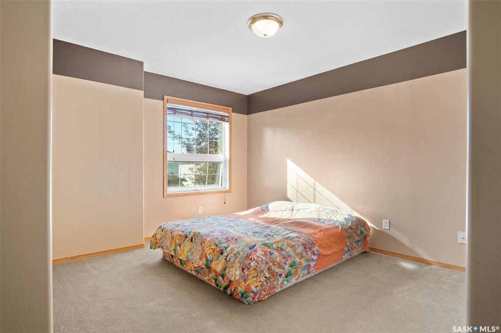 Erindale小区核心地段3室联排出售。1230尺，安静边户，多窗户，采光极好。步行百米至两所高中（百年高中，St Joseph），两所小学(Dr. John G. Egnatoff School and Catholic Father Robinson school)，附近商 - 15