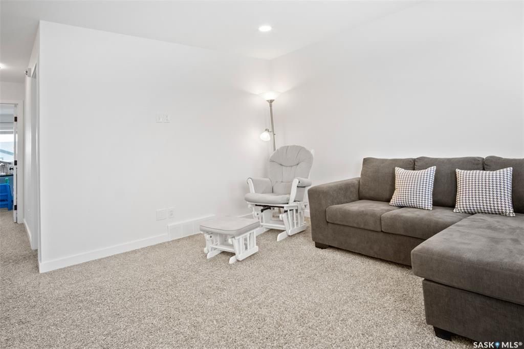 Brighton小区2019年建近2000尺4房4卫独立屋出售！院子私密不靠邻居，步行至公园，购物，及未来规划小学。1 楼9尺层高，带独立书房，开放式设计客厅带壁炉，厨房大理石台面，背景砖，高级不锈钢家电，带独立角柜。大窗户好朝向好彩光。二楼3个大卧室外加超大多功能厅，大主卧带步 - 25