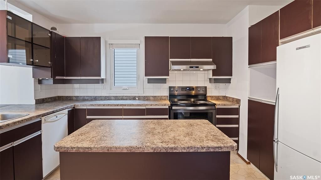 BREVOORT PARK小区2312尺5房3卫 3厅独立屋出售，位置便利，步行小学高中，公交可直达大学，可步行至公园。外墙免打理， 多个洗手间完全翻新，瓦片，地板，窗户，热水器，炉灶等大部分设备近期翻新，投入约$9万更新。一楼布局极具功能性，双客厅，双饭厅，二楼4个大卧室 - 7