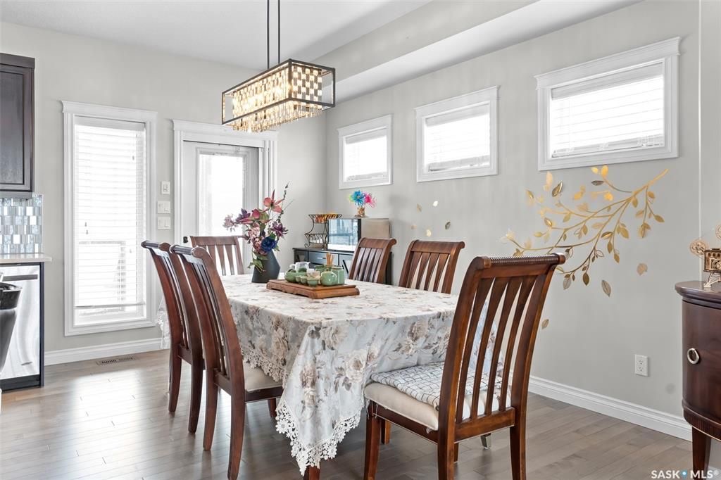 Evergreen小区近1500尺Jaylin Homes建商错层独立屋出售，5房3卫2书房，半地下室带合法出租2房1厅1厨1卫分电表，独立出入独立洗衣烘干，另有1房1厅1书房空间用于主层住户使用，高档装修，连房加大尺寸双车库，超大扇形地块，免维护带棚露台，三层窗户。主层9尺高天 - 5