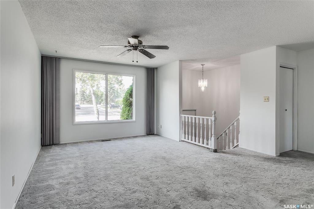 步行5分钟至8街Central Mall 错层bi level独立屋，5房3卫，地下室明亮大窗户，带车库，大地块，主卧带洗手间。开价$309000 - 4