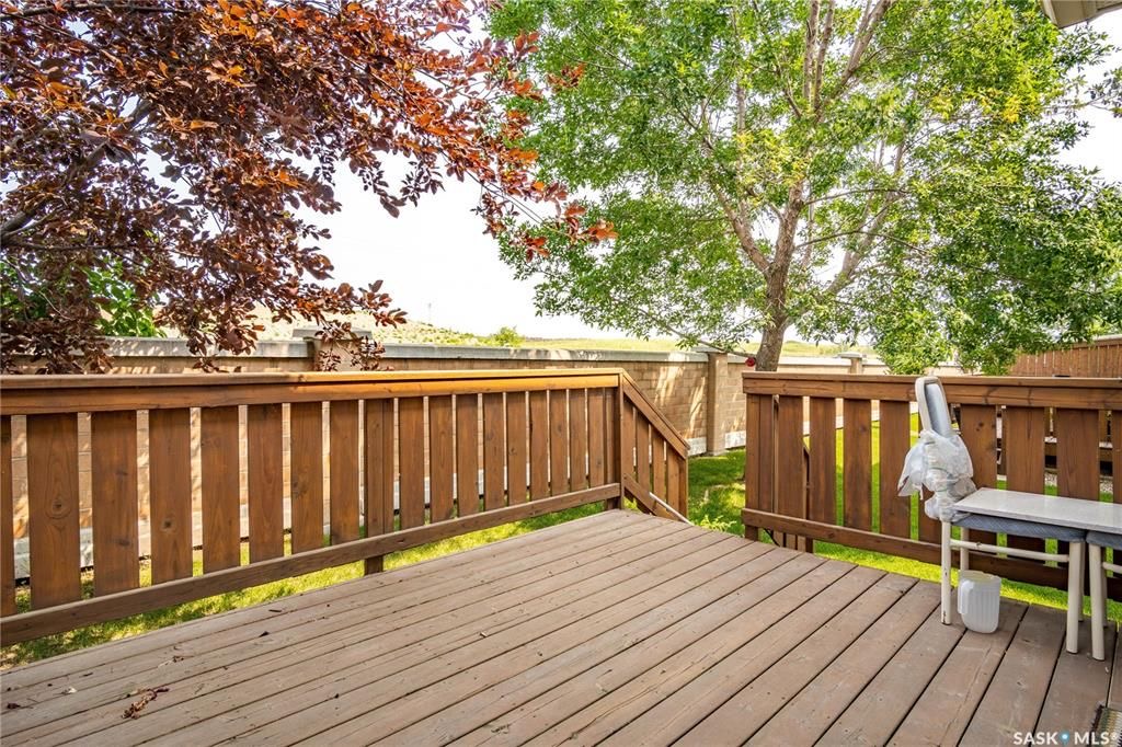 Briarwood小区低密度私密联排出售3房2卫，边户多窗户采光好，安静私密露台绿地，背面没有邻居。二楼三个大尺寸房间，地下室（带窗户）1超大多功能厅，保养如新更新有实木地板等。挂牌价格 $294900。详情联系地产经纪Gary Gai 盖王睿 3063413677 微信：ga - 9