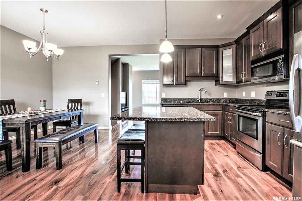 Willowgrove小区2012年建1320尺3房3卫联排别墅出售。房屋年代新，步行百米至两所小学和公园，近百年高中，近购物中心。一楼朝阳自然光充足，客厅宽敞明亮。9英尺挑高，高级复合板地板，全花岗岩台面，枫木橱柜，不锈钢厨房设备。二楼2个超大卧室均带独立洗手间和步入式衣柜。地 - 11