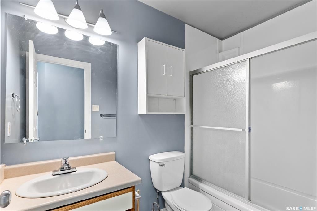 Sutherland小区4 房3卫联排出售。本地人业主，位置便利，近大学。连房子单车库外加一个室外车位。大窗户明亮，新不锈钢家电，新合成板地板和部分地毯，地下室完整装修有一房一厅一简易厨房水吧，另外带一独立露台。房屋近期更新，维护好。挂牌价格：$235000。 有意请联系地产经纪 - 15