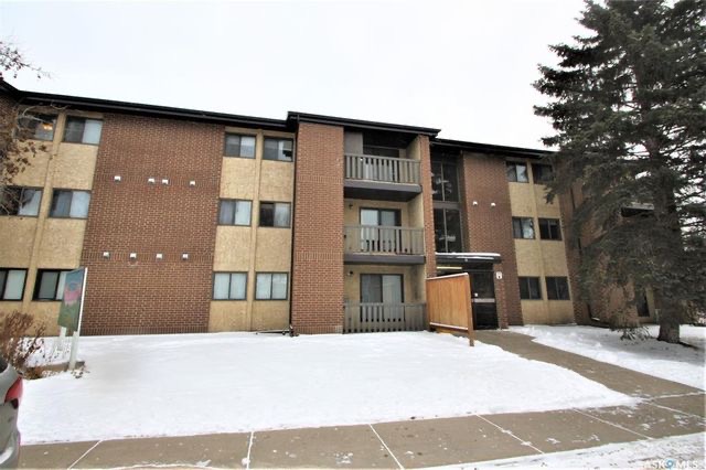 Wildwood小区854尺2室1卫公寓出售。近8街3楼顶层边户安静，含阳台，一个地上车位，独立洗衣烘干机。挂牌价格：$125,000。有意请联系地产经纪Gary Gai 盖王睿 306341367 - 4