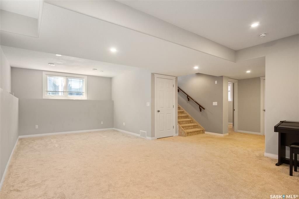 Willowgrove小区1307尺2010年建4房3错层独立屋出售，位置便利步行至两所willowgrove小学，附近高中，购物广场。挑高天花板，实木地板，厨房不锈钢设备。主卧步入式衣橱，主卧卫生间内有按摩浴缸。地下室层高9 feet，装修有一房，一个大家庭厅，一卫。 - 8