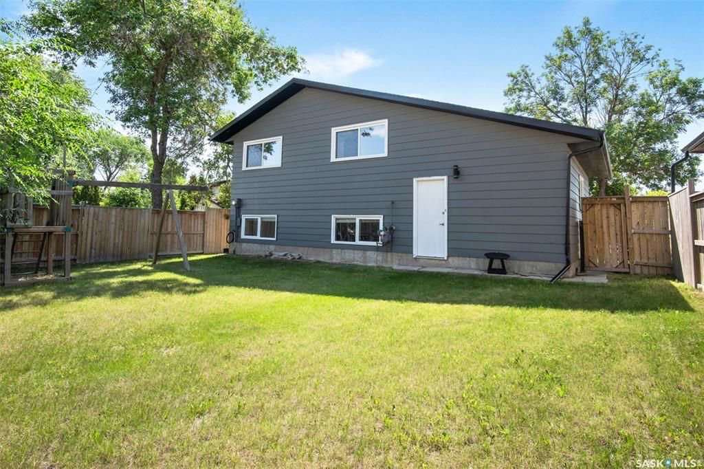 Wildwood小区错层结构3房2卫独立屋出售。位置优越，步行至Central Mall ，8街购物，学校，公园。全新刷漆，更新枫木厨房，更新窗户，屋顶瓦片，洗手间翻新。私密成熟大后院，连房子单车库外加双车道停车。房屋格局采光好。挂牌价格：$379000。详情请联系地产经纪Gar - 22