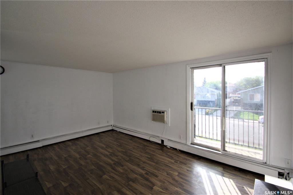 West College Park小区2室一厅公寓出售，2楼边户，带独立洗衣房，较新地板，橱柜，大理石台面，带一个地上插电车位。步行至小学，Evan Hardy高中，近公交站直达大学。挂牌价格 $109000。详情联系Royal LePage地产经纪Gary Gai 盖王睿 - 5