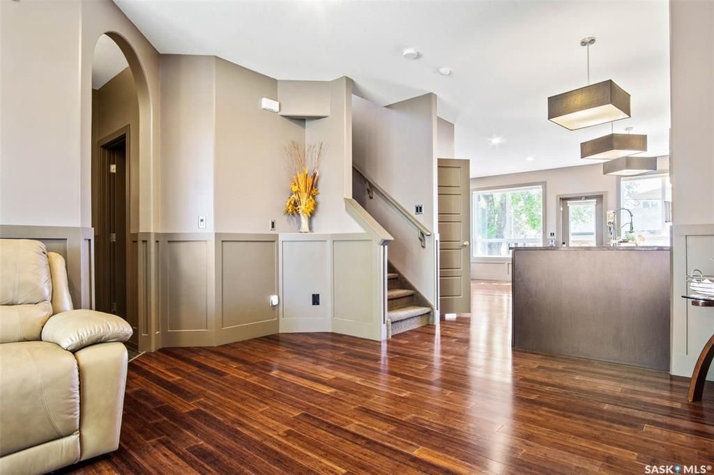 Holliston小区核心区域2012年建1625尺5房4卫半独立屋出售，步行可至学校,公园,8街购物。绝佳拐角边户，带双车库外加双车位，多窗户采光好。一楼9尺层高，双厅带实木地板，厨房大理石台面，枫木橱柜，不锈钢家电。二楼三个大卧室，主卧带独立洗手间全大理石洗手台面。地下室有独 - 8