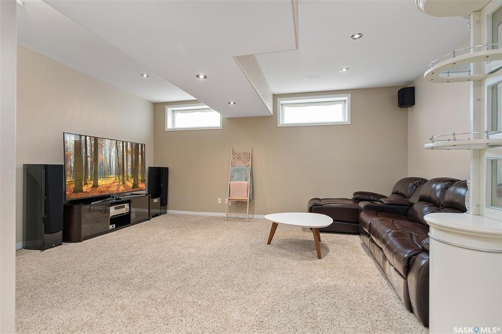 Willowgrove小区成熟安静路段4房独立屋出售，步行到小学,精致外观，双门加热车库，三车道。开放式设计大客厅多窗户好彩光。厨房多橱柜多操作台带新换Kitchen Aid家电。地下室高层高，装修有一面积活动室和额外房间。房子里外极致保养 - 7