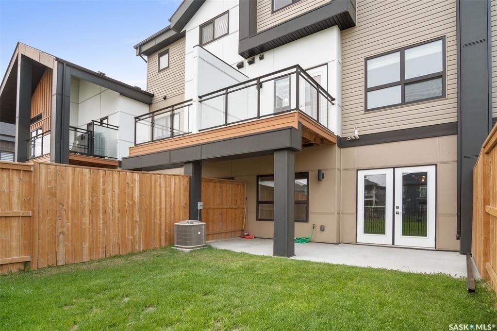 Evergreen小区背靠小学公园地下室步出式1432尺3房3卫联排别墅出售。房屋状况如新，高档装修，高档社区，环境优美。步行百米两所学校。近购物中心，交通便利。一层9尺挑高，高级复合板地板，厨房全部石英石台面，不锈钢厨房设备，非常充足的储存空间。二楼三个全尺寸房间，两个洗手间 - 8