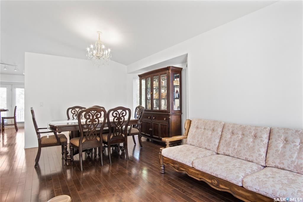 Arbor Creek小区2001年建1850尺4室4卫双层独立屋出售。大地块9000尺+，位置佳，步行小学，近公园，生活设施齐全，周边交通便利。一层挑高，前厅，正餐厅，宽敞明亮大客厅，天然气壁炉。开放式全新装修厨房，大理石台面，全新不锈钢家电，还有大量的储物空间。餐厅大落地窗， - 8