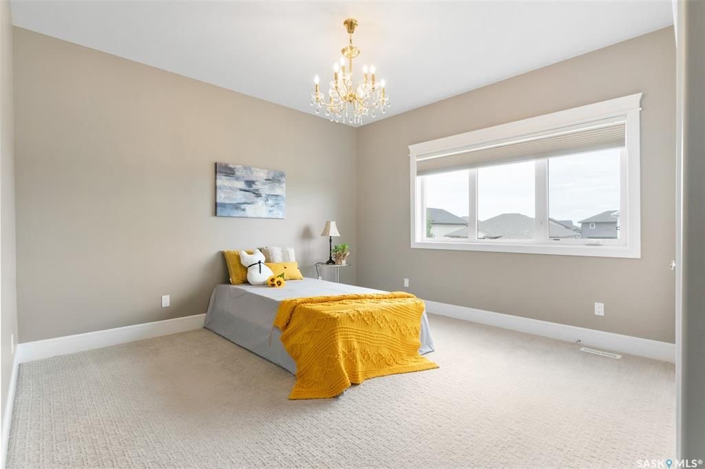 Rosewood小区核心安静路段，步行至小学公园，近2600尺5房5卫豪华装修独立屋出售。一楼入户挑高顶，超大独立办公室，实木地板，10尺层高，超大客厅天然气壁炉，开放式厨房，枫木橱柜到顶，大理石台面，天然气明火炉头。 二楼4房3卫。主卧带干湿分离洗手间地热，双洗手台，步入式衣柜 - 24