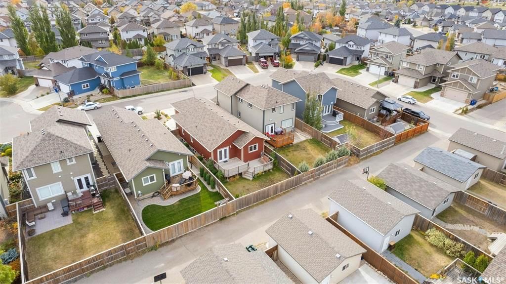 Stonebridge小区安静核心地段1144尺3房2卫平层独立屋出售。步行500米至两所小学，近公园，周边购物。2011年建一手房主保养如新。一楼调高层高，半开放设计，枫木橱柜，充足台面储物空间，2019年更换全新家电，三个大卧室主卧带独立洗手间双衣柜。私密后院有后巷，不紧靠邻 - 21