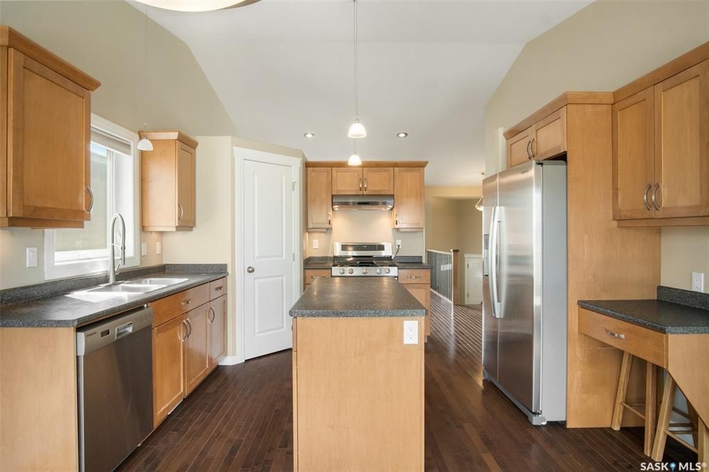 Willowgrove小区5房3卫错层独立屋出售，背靠农地美景，私密无遮挡视野。开放式设计，挑高尖顶，实木地板，枫木厨房带不锈钢家电和角柜，主卧带步入衣柜独立洗手间，半地下室多大窗户9尺层高，2房1超大活动厅外加豪华独立洗手间。双车库带保温，大后院大露台。房屋采光好，保养佳。挂牌 - 14